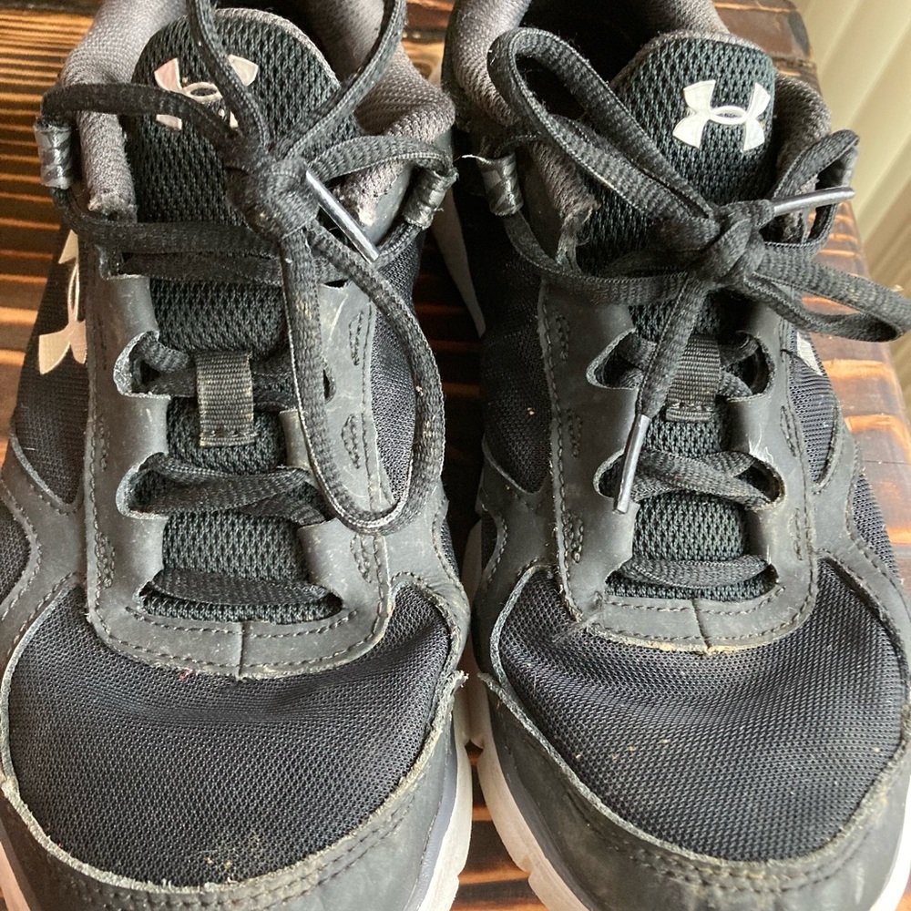 Under Armour Shoes Youth 7.5 - Picture 2 of 6